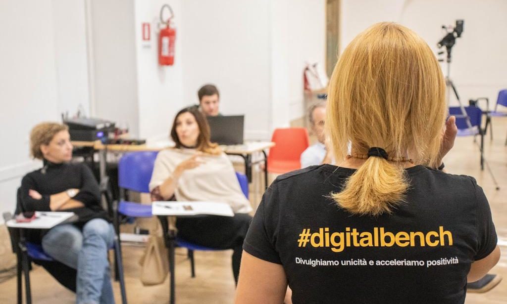 Digital Bench di spalle